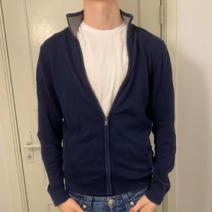 Blå Fullzip - Snygg blå fullzip. Storlek L men passar M. Pris 299 eller kom med bud! BVSA💰💰💰