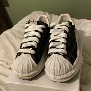 Svarta sneakers från Maison Mihara Yasuhiro - Säljer ett par Maison Mihara Yasuhiro Blakey i bra skick. Säljer för att jag inte använder dessa längre. 