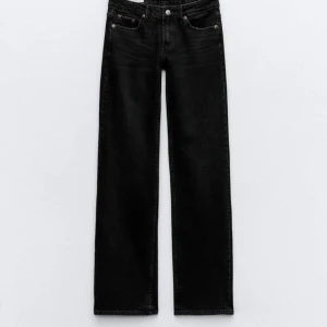 Svarta jeans från Zara - Snygga svarta jeans från Zara med en klassisk design. De har en rak passform och är perfekta för en stilren look. Jeansen har fem fickor och stängs med dragkedja och knapp. Motsvarar storlek S