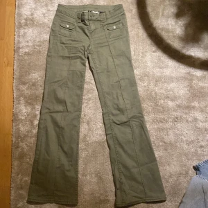 Gröna jeans från hm - Jättesnygga lågmidjade gröna jeans från hm i storlek 36, inga defekter💕 skriv för fler bilder