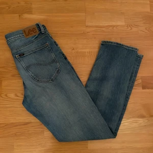 Blå jeans från Lee - Säljer dessa blåa byxor från Lee i storlek W31 L32 i mycket bra skick. Knappt använda. Modell West. Säljer de för att jag har växt ur de samt bytt stil. Nypris på dessa är 1200 kr. Mitt pris 249 kr💸. Kan gå ner i pris vid snabb affär. Hör av er vid minsta fundering 🤔. 
