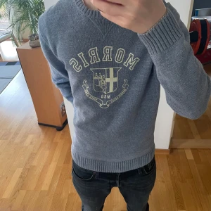 Morris Stickad Tröja - Säljer en sjukt fet Finstickad Tröja från Morris. Tröjan är i en unik ljusblå färg som passar allt och den har en perfekt passform. Storleken på tröjan är L men den sitter som en M. Hör gärna av er vid frågor eller funderingar!!