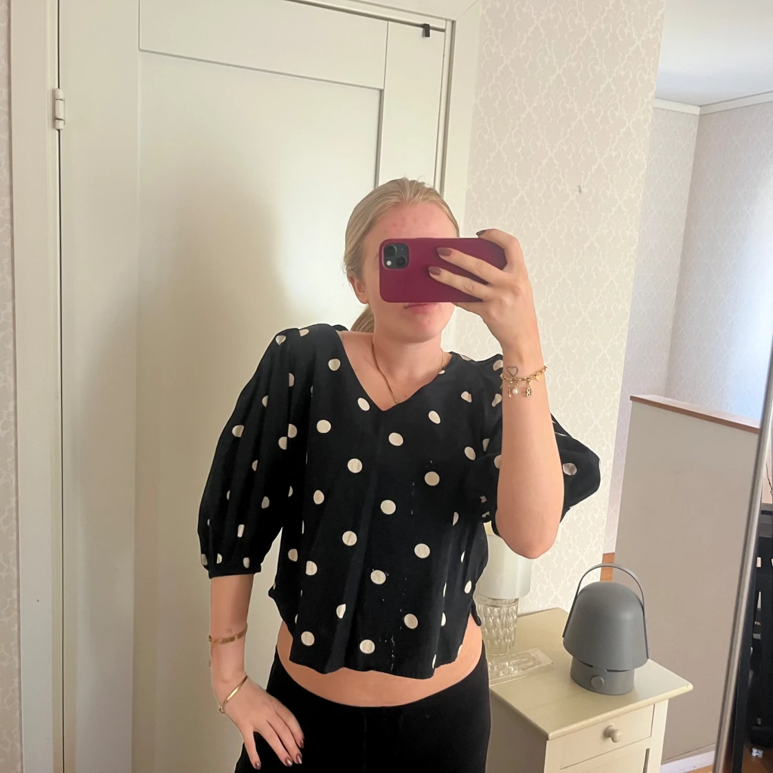 Svart blus med vita prickar - 1