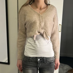 Beige stickad kofta - Säljer en croppad stickad tröja från & Other stories. Inte så använd. Storlek S.