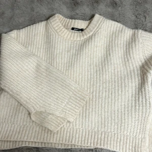 Vit stickad tröja från Gina Tricot - Mysig vit stickad tröja från Gina Tricot i storlek M. Tröjan har en klassisk rund halsringning och långa ärmar. Perfekt för kyliga dagar med sin mjuka och varma känsla.