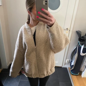 Zara teddyjacka - söljer nu denna megasnygga teddybomberjackan från zara! 💕💕 slutsåld överallt och jättesvår att få tag på 🐆🐆🌺