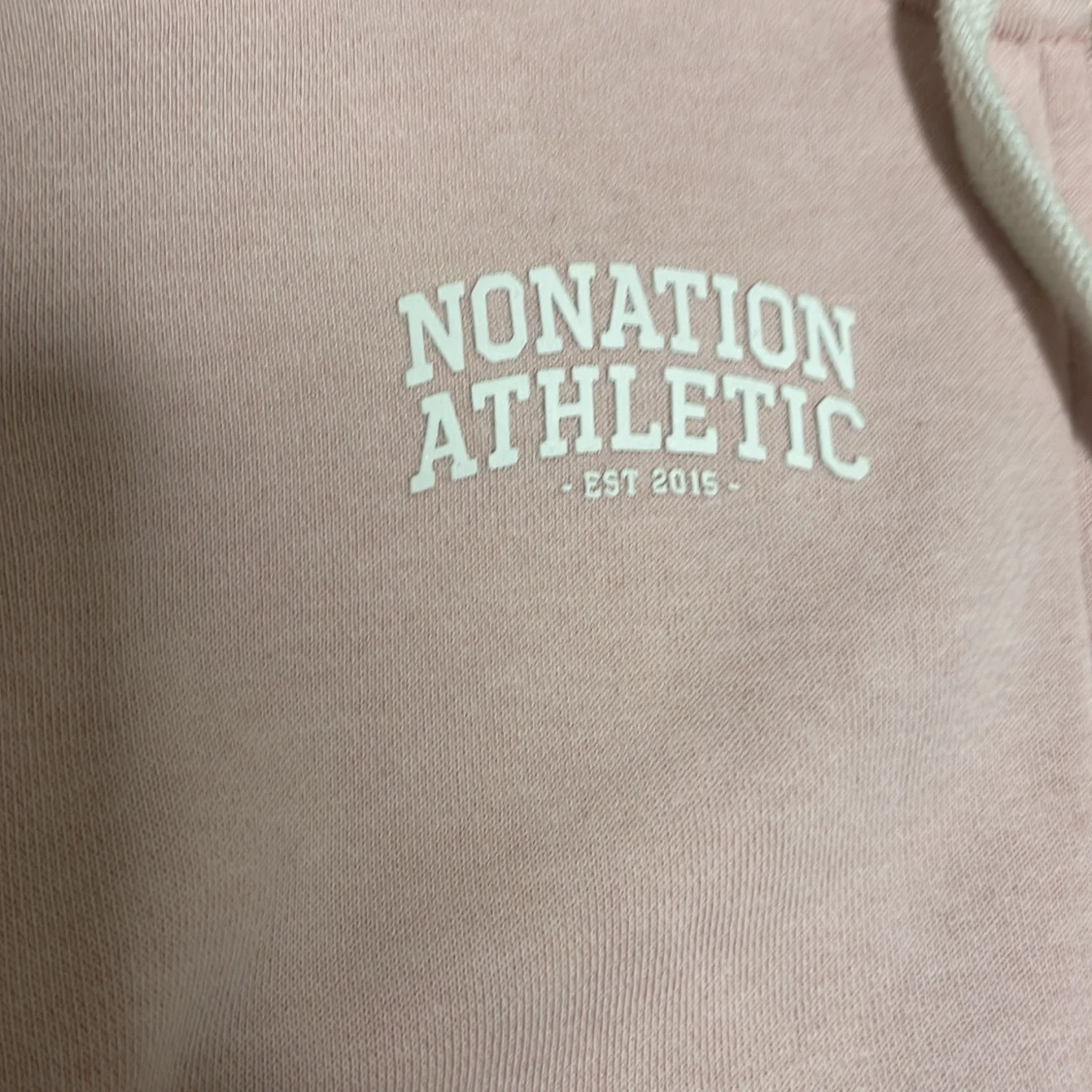 Ljusrosa hoodie från Nonation Athletic - 1