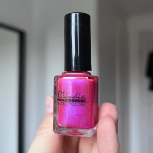 Rosa metallic nagellack från Claudia - Snyggt rosa nagellack från Claudia med en metallisk skimrande finish. Perfekt för att ge dina naglar en färgstark och glansig look. Flaskan innehåller 12 ml och har en praktisk applikator för enkel applicering. Aldrig använd - oöppnad förpackning. Jag älskar Claudias nagellack men köpte tyvärr fel färg 🩷