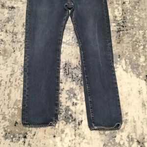 Blå jeansbyxor - Snygga blå jeansbyxor med en klassisk straight passform. De har en midwaist design och är perfekta för en avslappnad stil. Byxorna har en traditionell femficksdesign och är tillverkade i slitstarkt denim.