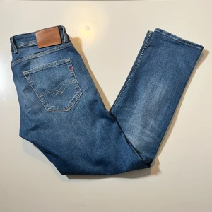 Blå jeans från Replay - Snygga blå anbass jeans från Replay med klassisk femficksdesign.  Storleken på dessa jeans är W31 och L32. Priset är inte fast kan diskuteras vid snabb affär.
