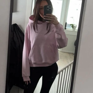 rosa hoodie - rosa hoodie från gina i nyskick! har bara använt denna 1-2 gånger💞💞 nypris är 359 kr🌸 storlek xxs men är stor i storleken så skulle säga att den är mer som en xs