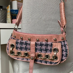 Rosa axelväska med tweed och krokodilmönster - Super söt axelväska med krokodilmönster och silver nitar💕 aldrig använt!