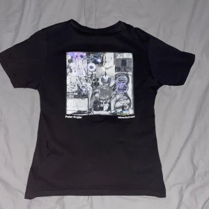Svart t-shirt med konsttryck - Storlek M men passar också S. Pris kan diskuteras 