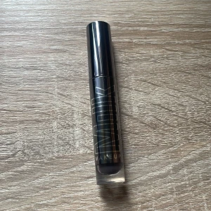 Ögonbryns tint/gel - Säljer ögonbryns tint/gel från Milk Makeup. Endast testad en gång. Säljer för att den är för mörk för mig. Pris går att diskuteras. Håller brynet verkligen på plats 
