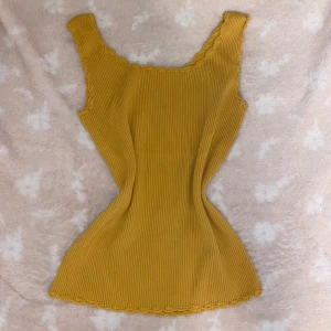 Gul linne  - Knappt använd, hör av er vid frågor!