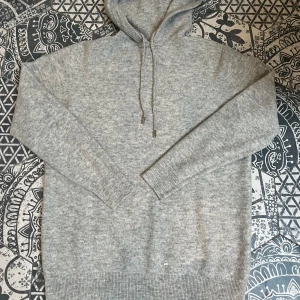Kashmir/Merino hoodie - Säljer en snygg kashmir tröja för 899kr. Tillverkad av kashmir, Helt Ny. Är i storlek S. Om du har några frågor så finns jag i DM mvh MRcvb
