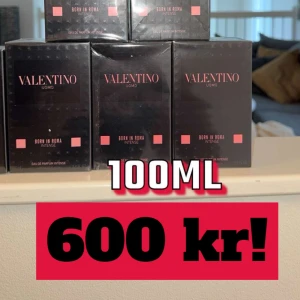 Valentino Uomo Born in Roma Intense 100ml - Säljer Valentino Uomo Born in Roma Intense, en lyxig herrparfym på 100ml. Förpackningen är elegant och stilren i svart med rosa detaljer. Perfekt för den som vill ha en intensiv och sofistikerad doft. 600 kr billigt och riktigt god. Kommer få din tjej att fastna