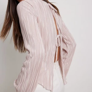 Söt topp - Världens vackraste blus!!💕 Så fin med knyte i ryggen🎀Går inte att köpa längre!