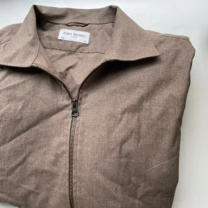 Ziptröja | John Henric - Blazer/zip tröja | John Henric | Lyxig premium kvalitet | Perfekt till skjorta i finare sammanhang | Ostruken på bilderna | Nypris 899:- ⚠️ Mitt pris 249 ⚠️ 