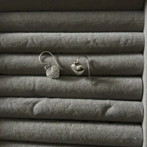 Silverfärgade hjärtformade örhängen - Charmiga silverfärgade örhängen med hjärtformad design. Ett av örhängena är dekorerat med glittrande stenar medan det andra har en slät. Man kan köpa båda eller en av dom skriv det till mig så fixar jag💕Inte så använda! 30kr st!