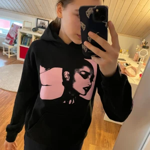 Svart Ariana Grande hoodie  - Svart Ariana grande hoodie med hennes sweetener world tour tryck. Texten 'sweetener' finns på ena ärmen och en lista med städer på. Liten i storleken och väl använd. Köpt för 750kr💗