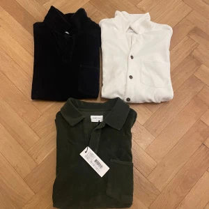 Terry pikéer  - 3st Terry pikéer, 1 helt ny och oanvänd. Grymt skick. Alla storlek medium. 200kr/st eller alla 3 för 500kr.