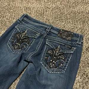 Vintage MISS ME  jeans - Miss Me jeans i äldre modell som inte går att köpa längre i mycket bra skick! Midjemåttet är ca 38cm och innerbenslängden är ca 82 cm💐Lågmidjade och bootcut. 