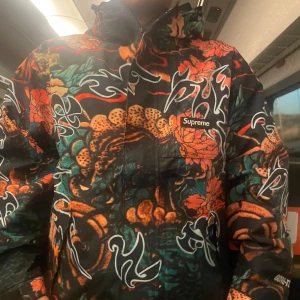  Supreme Gore-Tex Shell Jacket  - . Fler bilder kan fixas. Använd bara en gång och det är där bilderna kommer ifrån. alla original grejer följer med. kvitto finns.  Storlek s men passar även liten M då den är stor i storleken. Pris kan diskuteras vid snabb och smidig affär!