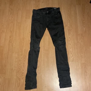 Svarta jeans från Replay - Feta replay jeans storlek 29 tvär sköna. Har en snygg tajt look och käns bra på höfterna 