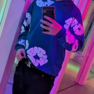 Blå hoodie med vita mönster - Säljer en cool blå hoodie med unika vita mönster. Perfekt för en avslappnad stil. Hoodien har långa ärmar och en klassisk passform. Perfekt för kyligare dagar.