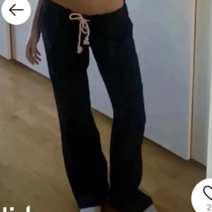 Svarta roxybyxor - Säljer mina roxy byxor då dom tyvärr är för korta för mig, dom är i storleken M men är lite små i storleken så passar även som S. ytterbenslängden är 96 cm och innerbenslängden 71