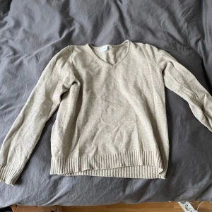 Beige stickad tröja - Superfin beige stickad tröja från Vila! Fint skick💗 Köpt för ca 300.
