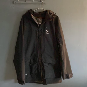 Haglöfs jacka  - En riktigt bra Haglöfs jacka!! Skick 9/10 förutom att dragkedjan har lossnat lite som du kan se på bild 4 men dragkedjan funkar ändå perfekt!! Litet granitor märke på en ärmen bild 3. Gortex!!Nypris 4800kr Skriv vid minsta fundering mvh Lysekilsgarderoben!