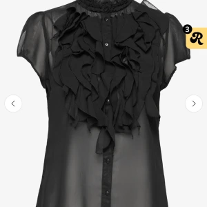 Saint tropez blus - Säljer denna super snygga blusen från saint tropez pga den är för stor och kommer då inte till användning. Aldrig använd. Har inga bilder på eftersom den är för stor💕