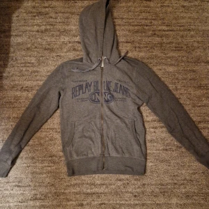 Grå hoodie från Replay - Grå zip från Replay. Storlek S i hyfsat skick. Skicka gärna om ni har frågor!