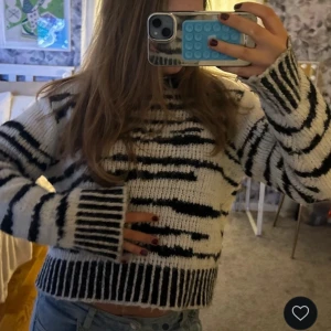 Svartvit stickad tröja från Object - Säljer en snygg svartvit stickad tröja från Object. Tröjan har ett coolt mönster och är croppad med långa ärmar. Perfekt för en trendig look!