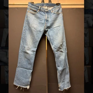 Mörkblå jeans från Weekday ”space” - Najs mörkblåa jeans från weekday. Riktigt feta och är klippta där nere för d va för långa men ser fett ut ändå! Efter en tvätt är de som nya. Skriv vid frågor!✅