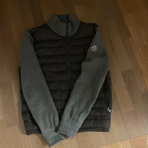  Moncler cardigan  - Moncler cardigan i top skick, vet inte om den är äkta, coden funkar.