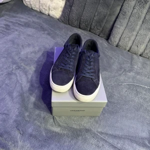 Skor från Vagabond storlek - Säljer ett par snygga mörkblå Vagabond Skor i mocka pga att jag inte använder de längre. De är använd ett par gånger men inte mycket, skicket på skorna är 7,5/10. Priset kan diskuteras vid snabb affär. 