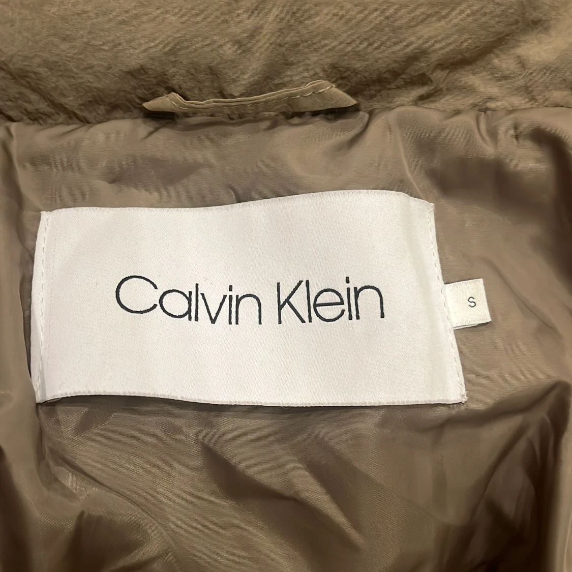Beige pufferjacka från Calvin Klein - 2