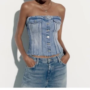 Jeans tubtopp med knappar - Säljer mig super fina jeans topp trån Zara, köpt förre året men aldrig andvänd🫶🏼 Har prislappen kvar 💕