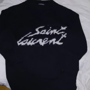 Saint Lauren tröja - Tja jag säljer min helt oanvända ysl tröja. Den är I s och är sol sagt i perfekt skick. Pris kan diskuteras vid snabbt köp. Hör av er om minsta fundering!