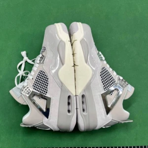 Jordan 4 Frozen moments - Väldig snygga Jordan 4 frozen moments i storlek 43 som är helt oanvända. Väldigt snygga och bekväma annars.