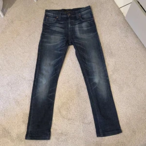 Nudie jeans - Ett par riktigt feta Nudie jeans i en väldigt sällsynt färg.  Skicket är bra, använda ett fåtal gång. Storlek 28/30 och priset är 749 men inte hugget i sten. 