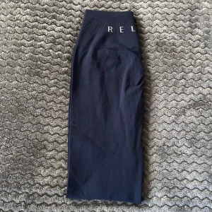Relode Prime Scrunch Tights - Säljer mina marinblåa träningstights från relode i modellen prime scrunch, storlek XXS men skulle säga att de passar XS också då de är väldigt stretchiga och formar sig efter ens kropp 