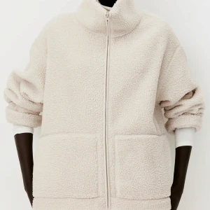 Beige teddyjacka  - Säljer slutsålda teddyjackan från HM i beige. Storlek L och sitter ledigt på mig som brukar ha S. Nytt skick utan lapp. Skriv för bilder. 