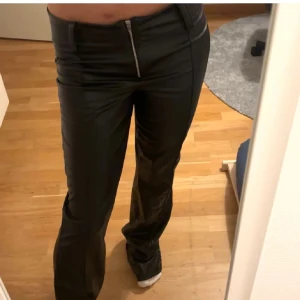 Svarta skinnbyxor med dragkedja - Jätte snygga byxor men som tyvärr inte kommer till användning. Köpta här på Plick, så det är inte mina bilder. Priset kan diskuteras💗