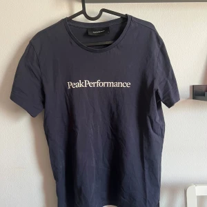 Marine blå t-shirt från Peak Performance - Knappt använd. 