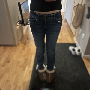 Blå jeans från Pepe Jeans - Snygga blå jeans från Pepe Jeans med en klassisk femficksdesign och knappgylf. De har en normal passform och är perfekta för en avslappnad stil. Märkesdetaljer syns på baksidan av midjan. Köptes i julas så här används 3-5 ggr ungefär så är i mycket bra skick.