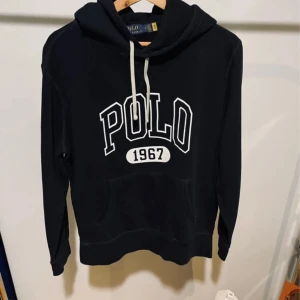 Ralph lauren hoodie  - Fet Ralph lauren hoodie i mycket bra skick. Fraktar spårbart via PostNord. //Armadio💫